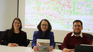 Franziska Meier, Gertrud Maltz-Schwarzfischer und Frank Reinel (von links) stellten den digitalen Ratgeber vor. Franziska Meier, Gertrud Maltz-Schwarzfischer und Frank Reinel (von links) stellten den digitalen Ratgeber vor.