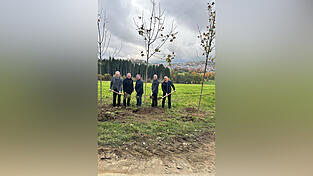 Symbolischer Beginn der Baumaßnahme: es wurden Bäume gepflanzt von Bundeslandwirtschaftsminister Alois Rainer (v.l.), Staatsminister a.D. Helmut Brunner, Staatsminister Christian Bernreiter, Landrat Ronny Raith und Kirchbergs Bürgermeister Robert Muhr. Symbolischer Beginn der Baumaßnahme: es wurden Bäume gepflanzt von Bundeslandwirtschaftsminister Alois Rainer (v.l.), Staatsminister a.D. Helmut Brunner, Staatsminister Christian Bernreiter, Landrat Ronny Raith und Kirchbergs Bürgermeister Robert Muhr.
