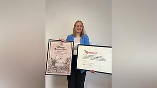 Kerstin Serve präsentiert stolz ihr Braumeister-Diplom und ihren Meisterbrief. Kerstin Serve präsentiert stolz ihr Braumeister-Diplom und ihren Meisterbrief.