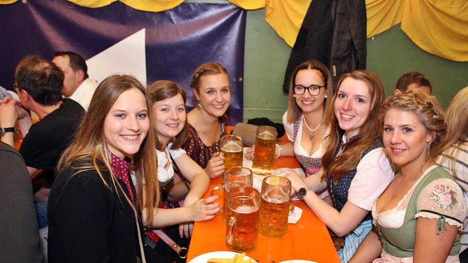 Die Frühjahrsdult 2017 in Landshut neigt sich dem Ende entgegen. Grund genug, noch einmal richtig in den Bierzelten zu feiern - abgerundet vom traditionellen Feuerwerk. Die Frühjahrsdult 2017 in Landshut neigt sich dem Ende entgegen. Grund genug, noch einmal richtig in den Bierzelten zu feiern - abgerundet vom traditionellen Feuerwerk.