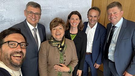 Lächeln fürs gemeinsame Selfie, von links: CSU-Fraktionssprecher Matthias Beer, die stellvertretenden Landräte Thomas Gabler und Irmgard Sauerer, Landrätin Tanja Schweiger, Stellvertreter Josef Schütz und der Fraktionssprecher der Freien Wähler, Harald Stadler. Lächeln fürs gemeinsame Selfie, von links: CSU-Fraktionssprecher Matthias Beer, die stellvertretenden Landräte Thomas Gabler und Irmgard Sauerer, Landrätin Tanja Schweiger, Stellvertreter Josef Schütz und der Fraktionssprecher der Freien Wähler, Harald Stadler.