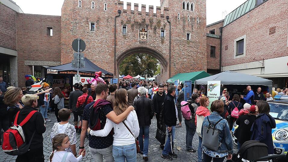 Knapp 2.000 Teilnehmer feierten am Samstag in Landhut den ersten Christopher-Street-Day Niederbayerns. Knapp 2.000 Teilnehmer feierten am Samstag in Landhut den ersten Christopher-Street-Day Niederbayerns.