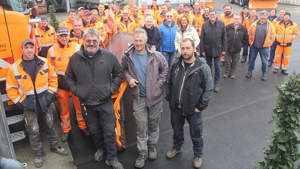 Bürgermeister Dr. Albert Solleder (Mitte) lobte die Mitarbeiter des Bauhofs für ihren Einsatz nicht nur beim Winterdienst. Bürgermeister Dr. Albert Solleder (Mitte) lobte die Mitarbeiter des Bauhofs für ihren Einsatz nicht nur beim Winterdienst.