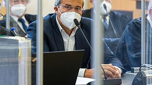 Franz Rieger sitzt in einem Verhandlungssaal im Landgericht Regensburg. Franz Rieger sitzt in einem Verhandlungssaal im Landgericht Regensburg.