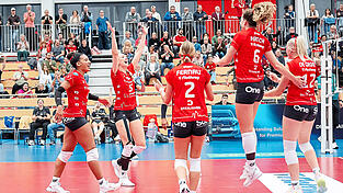 Allen Grund zum Jubeln: Jeannette Huskic, Nadine Burbrink, Pia Fernau, Annie Hatch und Tina de Groot (von links) freuen sich über das deutliche Spielergebnis gegen die Straubingerinnen. Allen Grund zum Jubeln: Jeannette Huskic, Nadine Burbrink, Pia Fernau, Annie Hatch und Tina de Groot (von links) freuen sich über das deutliche Spielergebnis gegen die Straubingerinnen.