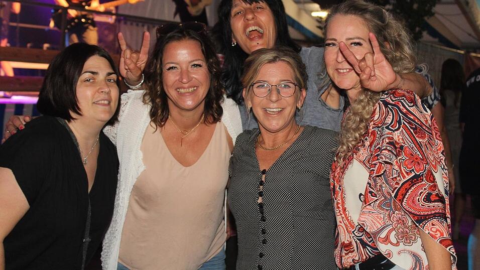 Zur Musik von Headless wurde ausgelassen gefeiert. Zur Musik von Headless wurde ausgelassen gefeiert.