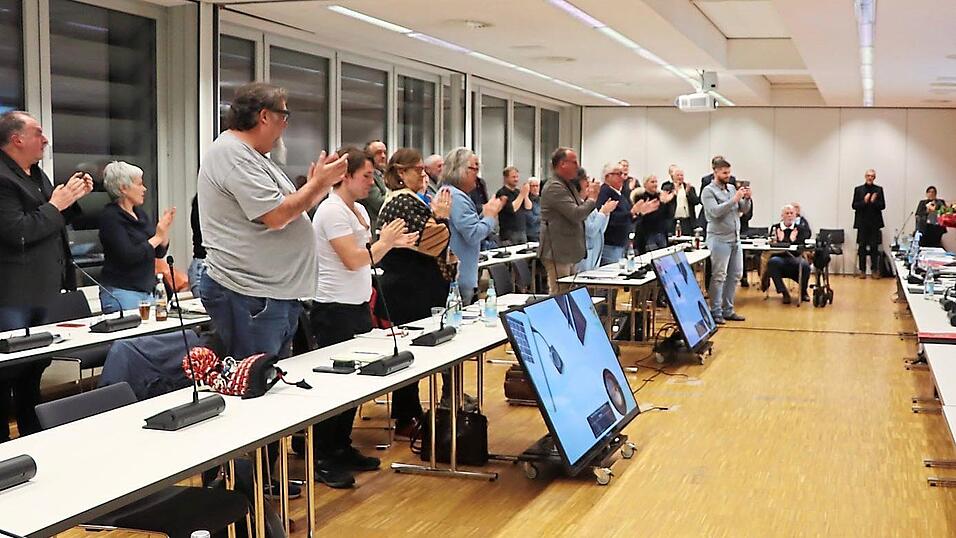 Mit Standing Ovations aller Fraktionen und von der Referentenbank der Verwaltung und mit ehrenden Worten von OB Markus Pannermayr (r.) ist berufsmäßiger Stadtrat Alois Lermer in seiner letzten Stadtratssitzung in diesem Amt in den zum Jahresende beginnenden Ruhestand verabschiedet worden. Mit Standing Ovations aller Fraktionen und von der Referentenbank der Verwaltung und mit ehrenden Worten von OB Markus Pannermayr (r.) ist berufsmäßiger Stadtrat Alois Lermer in seiner letzten Stadtratssitzung in diesem Amt in den zum Jahresende beginnenden Ruhestand verabschiedet worden.