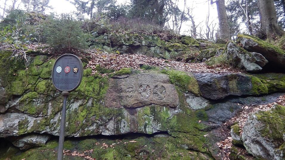 Die eingemeißelten Wappen am Drei-Wappen-Felsen wurden mit Hilfe von Stahlbürsten freigelegt. Die eingemeißelten Wappen am Drei-Wappen-Felsen wurden mit Hilfe von Stahlbürsten freigelegt.