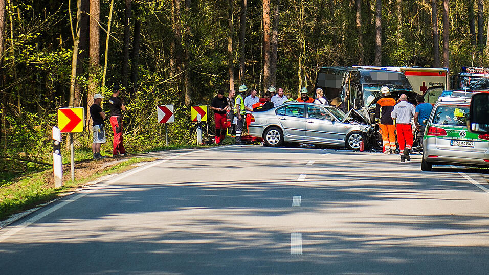 Die Fahrzeuge krachten wohl frontal ineinander. Die Fahrzeuge krachten wohl frontal ineinander.