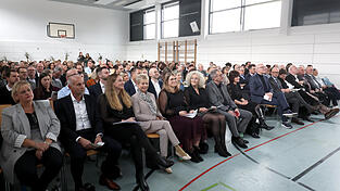 Zur Amtseinführung waren viele Gäste in die Turnhalle der Berufsschule 2 gekommen. Zur Amtseinführung waren viele Gäste in die Turnhalle der Berufsschule 2 gekommen.