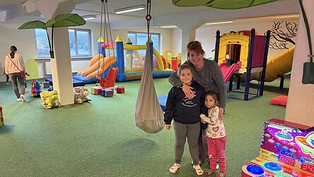 Eugenia Reifschneider mit ihren beiden Mädels Alice und Annabella. Eugenia Reifschneider mit ihren beiden Mädels Alice und Annabella.