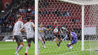 Das Tor, das die Jahn-Niederlage besiegt: Die Regensburger Leopold Wurm und Nicolas Oliveira (von links) sowie Torwart Felix Gebhardt müssen mitansehen, wie der Ball von Tim Kloss (nicht im Bild) einschlägt. Das Tor, das die Jahn-Niederlage besiegt: Die Regensburger Leopold Wurm und Nicolas Oliveira (von links) sowie Torwart Felix Gebhardt müssen mitansehen, wie der Ball von Tim Kloss (nicht im Bild) einschlägt.