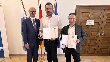 Lebensretter am Arbeitsplatz: Regierungspräsident Walter Jonas (links) zeichnet Rainer Premm (rechts) und Sebastian Neubert aus. Lebensretter am Arbeitsplatz: Regierungspräsident Walter Jonas (links) zeichnet Rainer Premm (rechts) und Sebastian Neubert aus.