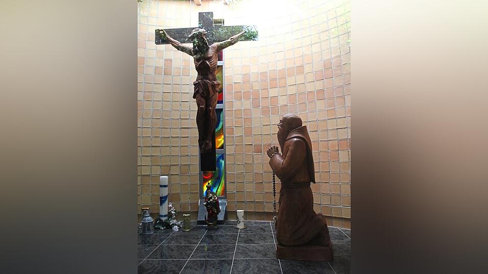 Das Holzkreuz im Inneren der Kapelle ist über 200 Jahre alt. Die Figur des Heiligen Bruder Konrad wurde extra darauf ausgerichtet. Das Holzkreuz im Inneren der Kapelle ist über 200 Jahre alt. Die Figur des Heiligen Bruder Konrad wurde extra darauf ausgerichtet.