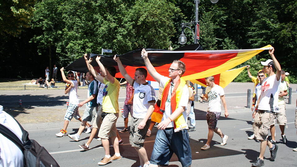 Christian Fertl war am Sonntag auf der Fanmeile in Berlin und erlebte dort das Achtelfinale gegen England auf Großleinwand. Christian Fertl war am Sonntag auf der Fanmeile in Berlin und erlebte dort das Achtelfinale gegen England auf Großleinwand.