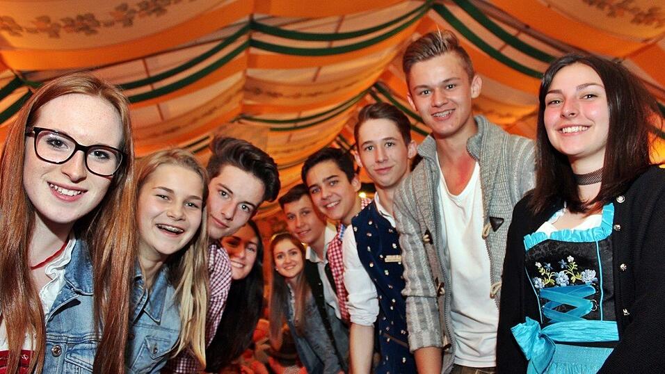 Die Frühjahrsdult 2017 in Landshut neigt sich dem Ende entgegen. Grund genug, noch einmal richtig in den Bierzelten zu feiern - abgerundet vom traditionellen Feuerwerk. Die Frühjahrsdult 2017 in Landshut neigt sich dem Ende entgegen. Grund genug, noch einmal richtig in den Bierzelten zu feiern - abgerundet vom traditionellen Feuerwerk.