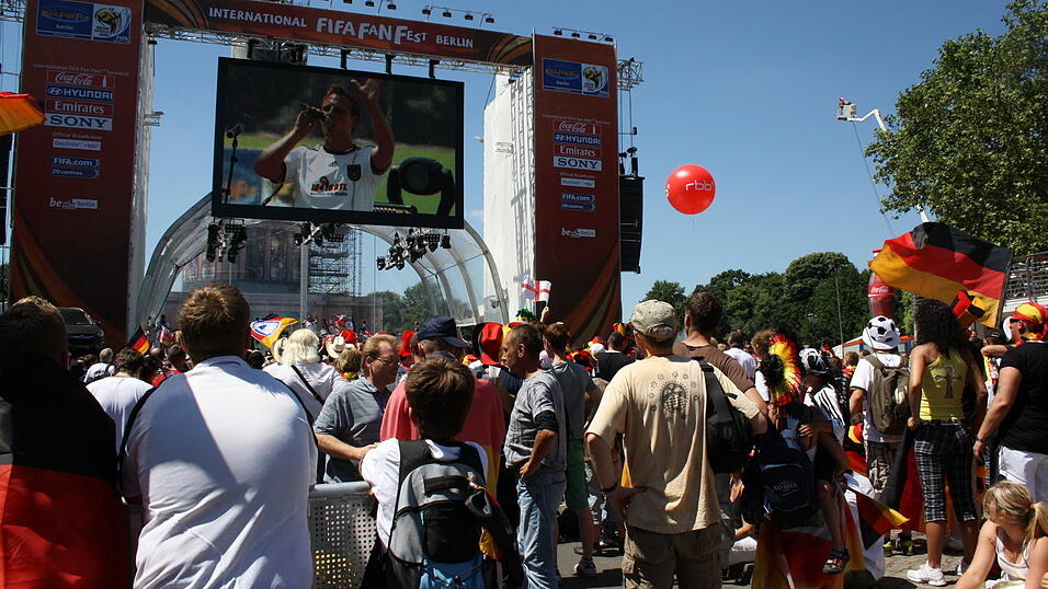 Christian Fertl war am Sonntag auf der Fanmeile in Berlin und erlebte dort das Achtelfinale gegen England auf Großleinwand. Christian Fertl war am Sonntag auf der Fanmeile in Berlin und erlebte dort das Achtelfinale gegen England auf Großleinwand.