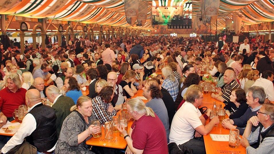 Die Frühjahrsdult 2017 in Landshut neigt sich dem Ende entgegen. Grund genug, noch einmal richtig in den Bierzelten zu feiern - abgerundet vom traditionellen Feuerwerk. Die Frühjahrsdult 2017 in Landshut neigt sich dem Ende entgegen. Grund genug, noch einmal richtig in den Bierzelten zu feiern - abgerundet vom traditionellen Feuerwerk.