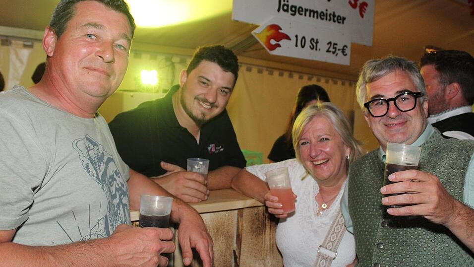 Zur Musik von Headless wurde ausgelassen gefeiert. Zur Musik von Headless wurde ausgelassen gefeiert.