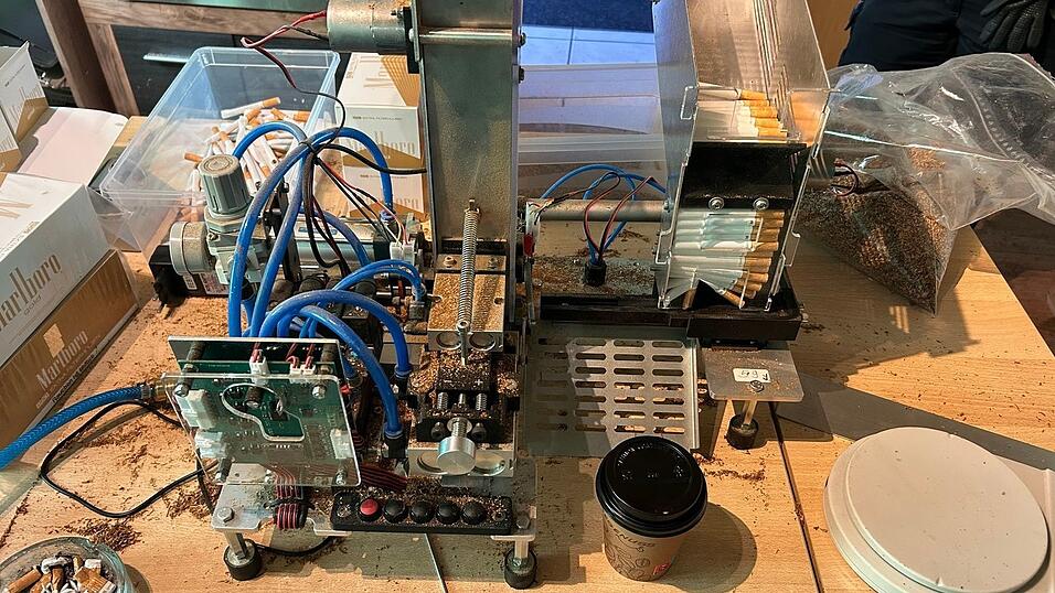 500 Zigaretten pro Stunde konnte die Maschine fertigstellen. 500 Zigaretten pro Stunde konnte die Maschine fertigstellen.