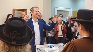 Das Ständchen der Stadtkapelle Landau für den neugewählten Bürgermeister hat Tradition - doch für Kohlmayer war es eine Premiere. Bei seinem ersten Stichwahlsieg 2020 war bereits der Lockdown wegen Corona in Kraft. Das Ständchen der Stadtkapelle Landau für den neugewählten Bürgermeister hat Tradition - doch für Kohlmayer war es eine Premiere. Bei seinem ersten Stichwahlsieg 2020 war bereits der Lockdown wegen Corona in Kraft.