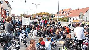 Auf zwei Kreuzungen fanden Kundgebungen statt. Der Verkehr wurde von der Polizei umgeleitet. Auf zwei Kreuzungen fanden Kundgebungen statt. Der Verkehr wurde von der Polizei umgeleitet.