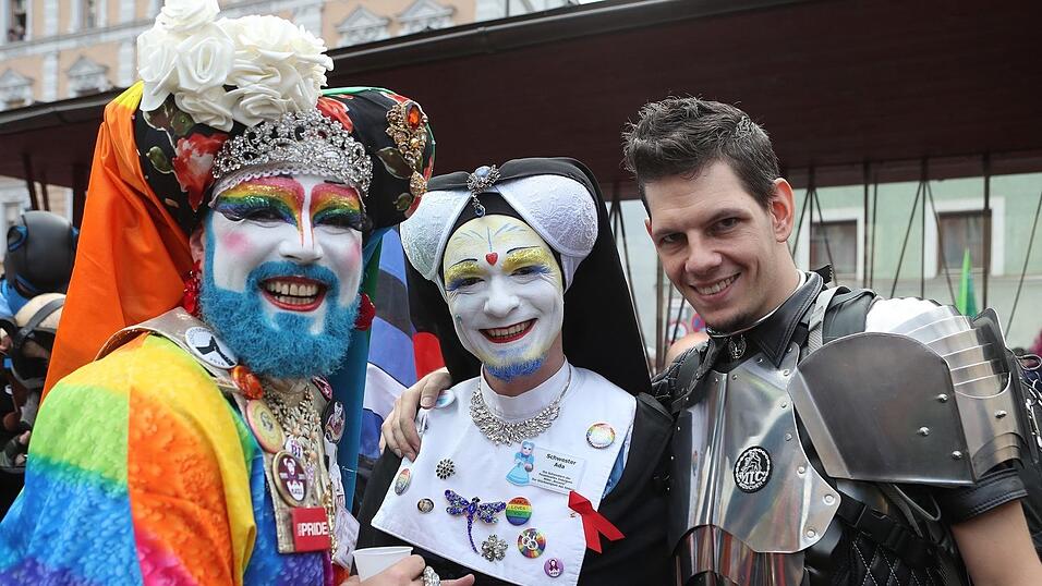 Knapp 2.000 Teilnehmer feierten am Samstag in Landhut den ersten Christopher-Street-Day Niederbayerns. Knapp 2.000 Teilnehmer feierten am Samstag in Landhut den ersten Christopher-Street-Day Niederbayerns.