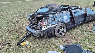 Glück im Unglück hatten der Fahrer und die beiden Beifahrer dieses Wagens. Alle drei jungen Männer erlitten keine lebensgefährlichen Verletzungen, mussten aber in umliegende Kliniken gebracht werden. Glück im Unglück hatten der Fahrer und die beiden Beifahrer dieses Wagens. Alle drei jungen Männer erlitten keine lebensgefährlichen Verletzungen, mussten aber in umliegende Kliniken gebracht werden.