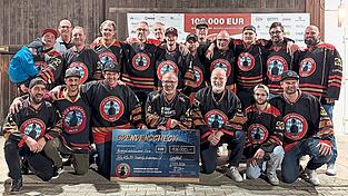 Das Team der LA Ice Breakers mit dem Spendenscheck. Fotos: Peter Dreier Das Team der LA Ice Breakers mit dem Spendenscheck. Fotos: Peter Dreier