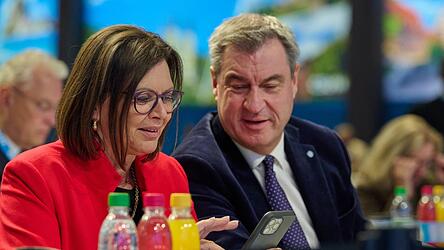 Landtagspräsidentin Ilse Aigner (l.) wurde zweimal stehend beklatscht, obwohl sie gar keine Rede gehalten hatte: einmal, als CSU-Chef Markus Söder (r.) ihre mögliche Wahl zum Staatsoberhaupt als „tolle Sache“ anpries, und ein zweites Mal, als CDU-Vorsitzender und Bundeskanzler Friedrich Merz sie lediglich begrüßte. Landtagspräsidentin Ilse Aigner (l.) wurde zweimal stehend beklatscht, obwohl sie gar keine Rede gehalten hatte: einmal, als CSU-Chef Markus Söder (r.) ihre mögliche Wahl zum Staatsoberhaupt als „tolle Sache“ anpries, und ein zweites Mal, als CDU-Vorsitzender und Bundeskanzler Friedrich Merz sie lediglich begrüßte.