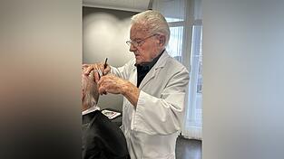 Hermann Schraufstetter in seinem Element. Mit fast 94 Jahren ist er noch immer begeisterter Friseur. Hermann Schraufstetter in seinem Element. Mit fast 94 Jahren ist er noch immer begeisterter Friseur.