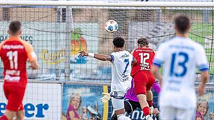 Brian Wagner (Trikotnummer 12) sorgt per Kopf für den „goldenen“ Treffer. Brian Wagner (Trikotnummer 12) sorgt per Kopf für den „goldenen“ Treffer.