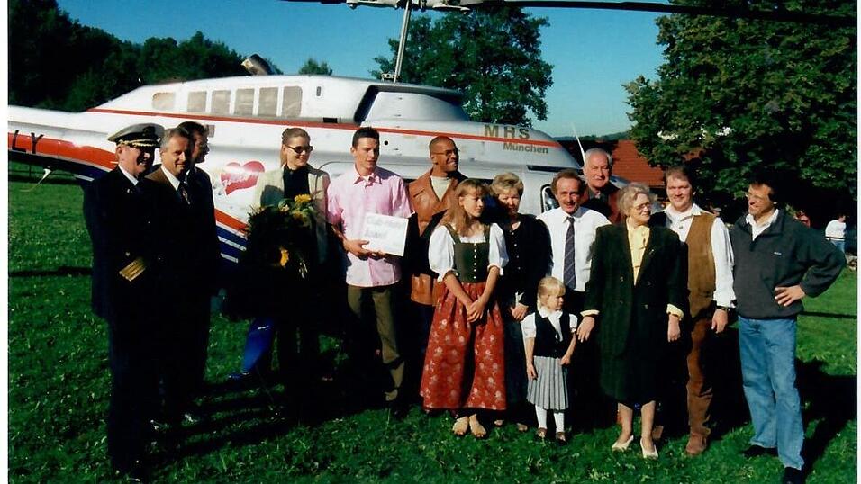 Großer Empfang in Miltach vor 20 Jahren (v.l.): Traumschiffkapitän Harry Biehl, Bürgermeister Gottfried Heigl, Direktor ,,Club Juwel'' Bad Füssing, Karl Hagengruber, das Herzblattpaar Juttta und Markus, Moderator Pierre Geisensetter, Organisator Ludwig Zankl mit Familie, Bürgermeister Karl Trenner, Elisabeth und Wolfgang Rösch, Dr. Fritz Albrecht von ARA-Kunst. Großer Empfang in Miltach vor 20 Jahren (v.l.): Traumschiffkapitän Harry Biehl, Bürgermeister Gottfried Heigl, Direktor ,,Club Juwel'' Bad Füssing, Karl Hagengruber, das Herzblattpaar Juttta und Markus, Moderator Pierre Geisensetter, Organisator Ludwig Zankl mit Familie, Bürgermeister Karl Trenner, Elisabeth und Wolfgang Rösch, Dr. Fritz Albrecht von ARA-Kunst.