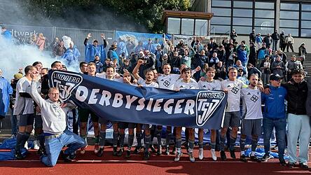 Rauchschwaden, Jubel, Emotionen: Mit ihren Fans feiern die Spieler des TSV Lindberg einen Derbyerfolg. Bei Duellen gegen Zwiesel fiebern sie zu Hunderten, ja Tausenden mit. Rauchschwaden, Jubel, Emotionen: Mit ihren Fans feiern die Spieler des TSV Lindberg einen Derbyerfolg. Bei Duellen gegen Zwiesel fiebern sie zu Hunderten, ja Tausenden mit.