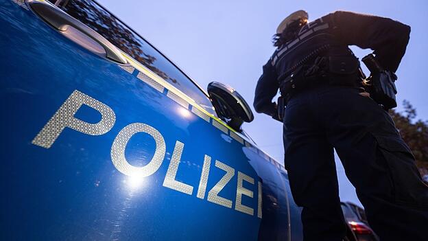 Die Polizei fand die Geldbörse samt Ausweis des Täters. (Symbolbild) Die Polizei fand die Geldbörse samt Ausweis des Täters. (Symbolbild)