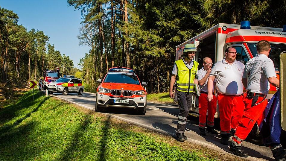 Die Fahrzeuge krachten wohl frontal ineinander. Die Fahrzeuge krachten wohl frontal ineinander.