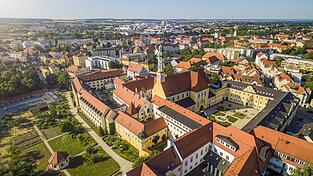 Die Schulstiftung Seligenthal wurde vor 25 Jahren durch die Abtei Seligenthal als eigenständiger Träger des Bildungszentrums gegründet. Von der Stadt und dem Landkreis wurde sie jahrelang mit Millionenbeträgen unterstützt. Die Schulstiftung Seligenthal wurde vor 25 Jahren durch die Abtei Seligenthal als eigenständiger Träger des Bildungszentrums gegründet. Von der Stadt und dem Landkreis wurde sie jahrelang mit Millionenbeträgen unterstützt.