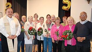 Pfarrer Daniel Schmid mit dem Seniorenklub-Helferteam und Pater Nicholas. Pfarrer Daniel Schmid mit dem Seniorenklub-Helferteam und Pater Nicholas.