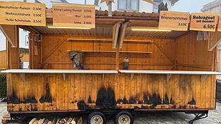 Durch das Feuer entsteht Sachschaden an mehreren Ständen des Schorndorfer Christkindlmarkts. Durch das Feuer entsteht Sachschaden an mehreren Ständen des Schorndorfer Christkindlmarkts.