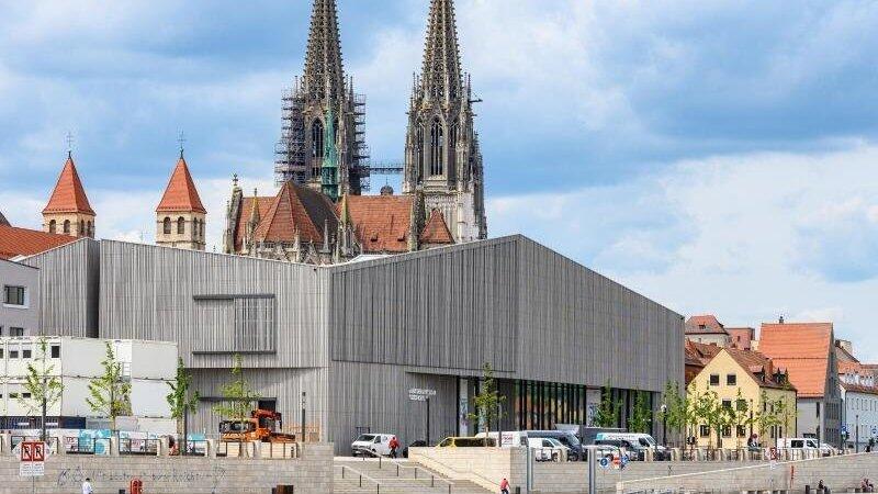 Das Museum des Hauses der Bayerischen Geschichte an der Donau, im Hintergrund der Dom St. Peter. Foto: Armin Weigel/dpa/Archivbild Das Museum des Hauses der Bayerischen Geschichte an der Donau, im Hintergrund der Dom St. Peter. Foto: Armin Weigel/dpa/Archivbild