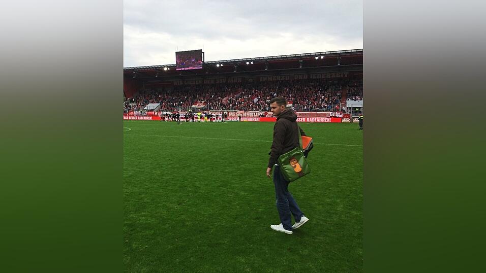 Nach dem Spiel dürfen die Turmfunker über das Spielfeld laufen. Nach dem Spiel dürfen die Turmfunker über das Spielfeld laufen.