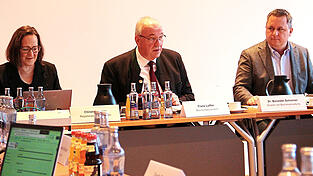 Bezirkstagspräsident Franz Löffler (CSU, M.) gab sich trotz sinkender Bezirksumlage mit der Gesamtsituation nicht zufrieden. Bezirkstagspräsident Franz Löffler (CSU, M.) gab sich trotz sinkender Bezirksumlage mit der Gesamtsituation nicht zufrieden.