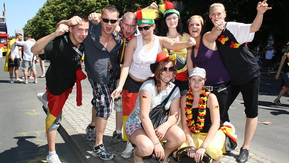 Christian Fertl war am Sonntag auf der Fanmeile in Berlin und erlebte dort das Achtelfinale gegen England auf Großleinwand. Christian Fertl war am Sonntag auf der Fanmeile in Berlin und erlebte dort das Achtelfinale gegen England auf Großleinwand.