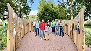 Das „Boot des Lebens“ interessierte viele Besucher bei der Landesgartenschau. Hier präsentierten es Johanna Plach (Dritte von links) und Christine Schmidberger (Zweite von links) zusammen mit Mitstreitern. Das „Boot des Lebens“ interessierte viele Besucher bei der Landesgartenschau. Hier präsentierten es Johanna Plach (Dritte von links) und Christine Schmidberger (Zweite von links) zusammen mit Mitstreitern.