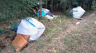 Auf beiden Seiten der Gemeindegrenze von Ergoldsbach und Neufahrn haben Unbekannte vor Kurzem mehrere Big Packs voll Isoliermaterial unerlaubt entsorgt. Der Vorfall ist kein Einzellfall. Auf beiden Seiten der Gemeindegrenze von Ergoldsbach und Neufahrn haben Unbekannte vor Kurzem mehrere Big Packs voll Isoliermaterial unerlaubt entsorgt. Der Vorfall ist kein Einzellfall.