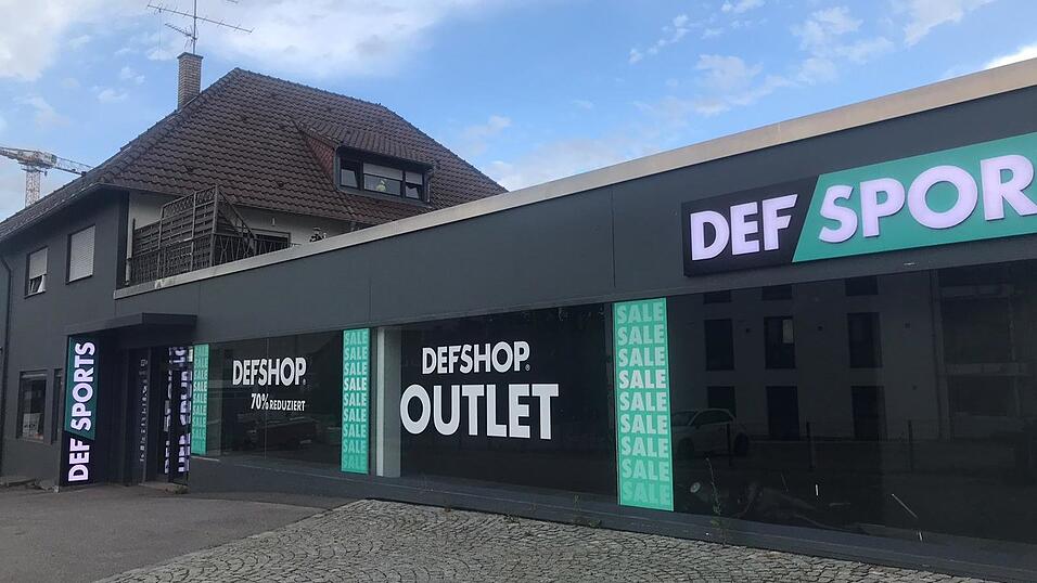 Im September 2018 wurde DEF-Sports an der Äußeren Passauer Straße in Straubing eröffnet. Eine Premiere: Es war der erste reale Shop des Onlinevertriebs in Deutschland. Im September 2018 wurde DEF-Sports an der Äußeren Passauer Straße in Straubing eröffnet. Eine Premiere: Es war der erste reale Shop des Onlinevertriebs in Deutschland.