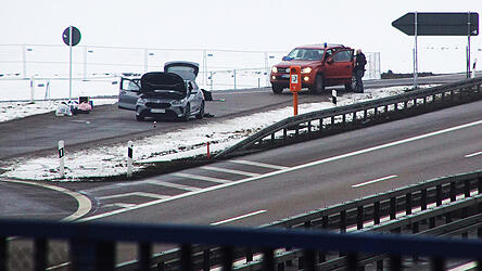 Der kontrollierte BMW in einer Parkbucht. Rechts daneben ein Zivilfahrzeug des Landeskriminalamts. Der kontrollierte BMW in einer Parkbucht. Rechts daneben ein Zivilfahrzeug des Landeskriminalamts.
