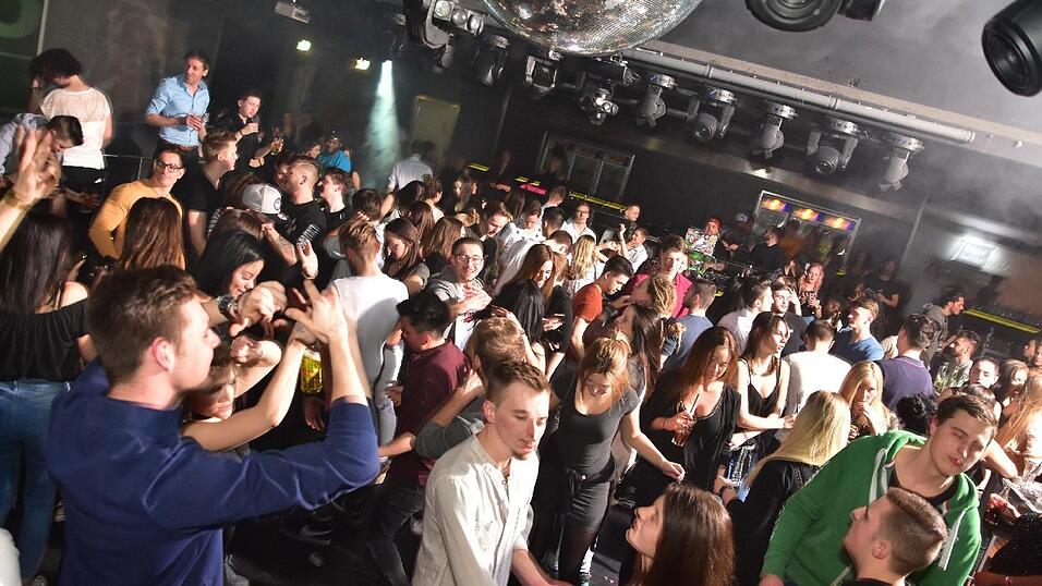 Im Stars wurde wurde wieder getanzt und gefeiert, bis das Licht anging. Im Stars wurde wurde wieder getanzt und gefeiert, bis das Licht anging.