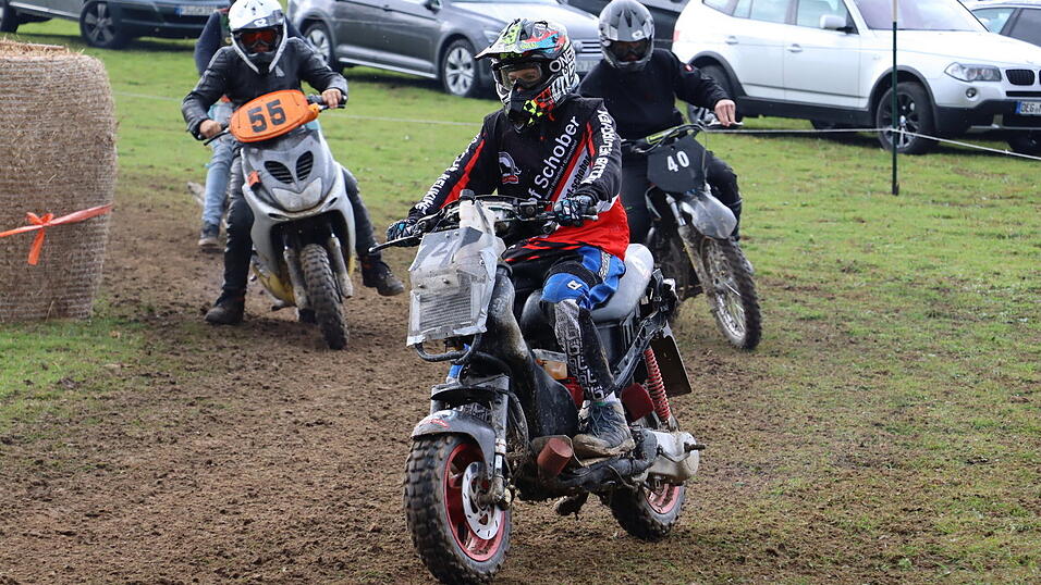 Am Samstag wurde die sechste Auflage des Schwarzacher Mofa-Cross-Rennens ausgetragen. Am Samstag wurde die sechste Auflage des Schwarzacher Mofa-Cross-Rennens ausgetragen.
