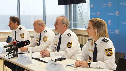 Pressegespräch zum Fall Riekofen im Dezember 2025 im Polizeipräsidium. Die Ermittlungsgruppe besteht aktuell nicht mehr. Pressegespräch zum Fall Riekofen im Dezember 2025 im Polizeipräsidium. Die Ermittlungsgruppe besteht aktuell nicht mehr.